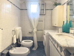 a bathroom with a toilet and a sink at Ampio e Comodo - Netflix, WI-FI in Genova