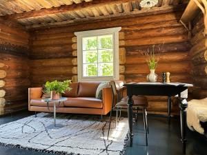 a living room with a couch and a table at Panga Sauna Hut in Lähtru