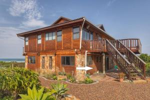 Casa de madera grande con terraza grande en Upmarket Sea View Apartment, en Cape St. Francis