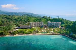 una vista aérea de un complejo en la playa en Lampung Marriott Resort & Spa en Lampung