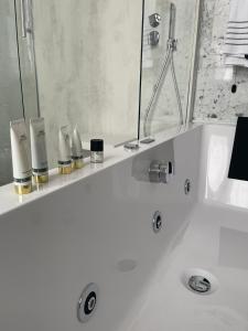 bagno bianco con lavandino e doccia di Hotel Villa La Bollina a Serravalle Scrivia