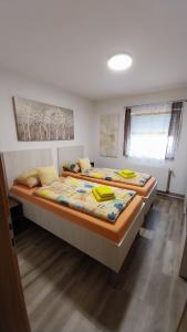 Postel nebo postele na pokoji v ubytování Apartmani Ana Vukovar