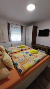 Postel nebo postele na pokoji v ubytování Apartmani Ana Vukovar