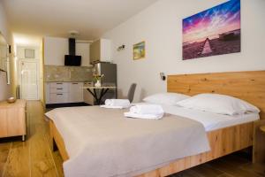 ein Schlafzimmer mit zwei Betten und eine Küche in der Unterkunft Oasis of peace - Lavica Premium Apartments in Podstrana