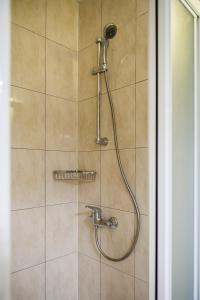 eine Dusche mit Duschkopf in einem Badezimmer in der Unterkunft Oasis of peace - Lavica Premium Apartments in Podstrana + 110 Fotos