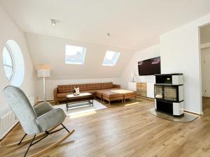 Una televisión o centro de entretenimiento en LIGHTHOUSE HOMES - moderne Ferienwohnungen mit Terrasse am Kirchenplatz