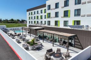 Бассейн в Courtyard by Marriott Modesto North или поблизости