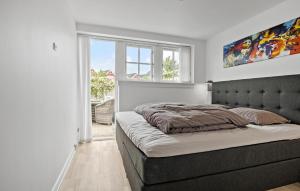 Postel nebo postele na pokoji v ubytování Beach Front Apartment In Nykøbing Sj + 8 fotografií