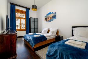 Postel nebo postele na pokoji v ubytování Rustic Downtown Apartment 106 m2