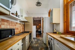 Kuchyň nebo kuchyňský kout v ubytování Rustic Downtown Apartment 106 m2