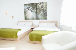 two beds sitting next to each other in a room at Hotel Superski in Cavnic