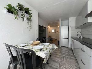 Fotografia z galérie ubytovania Studio cabine rénové 4 pers. avec terrasse et parking privé - Gruissan Port - FR-1-229-803 v destinácii Gruissan