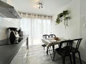 Fotografia z galérie ubytovania Studio cabine rénové 4 pers. avec terrasse et parking privé - Gruissan Port - FR-1-229-803 v destinácii Gruissan