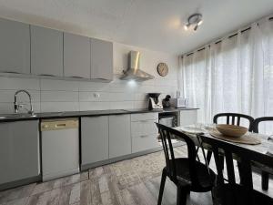 Fotografia z galérie ubytovania Studio cabine rénové 4 pers. avec terrasse et parking privé - Gruissan Port - FR-1-229-803 v destinácii Gruissan