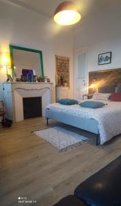 una camera con due letti con camino e specchio di Chez l'habitant, propose Grande chambre Vieux port Marseille a Marsiglia