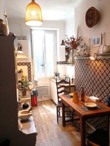 una cucina con un tavolo e sedie in una stanza di Chez l'habitant, propose Grande chambre Vieux port Marseille a Marsiglia