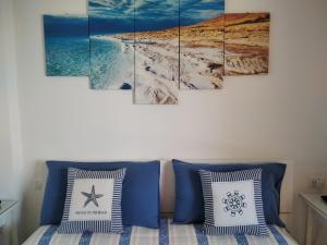 Camera con letto e cuscini blu di Poggio del Sole a Letoianni