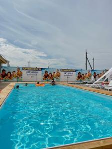 Bazén v ubytování Trio Hotel Restaurant nebo v jeho okolí