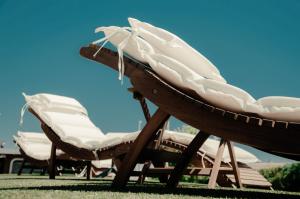 two lounge chairs and an umbrella on the grass at Péniche La Messagère in Villeneuve-lès-Béziers +8 photos
