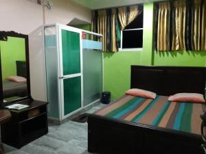 Shirantha Hotel客房内的一张或多张床位
