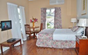 En eller flere senge i et værelse på Guest House Villa Mishkan
