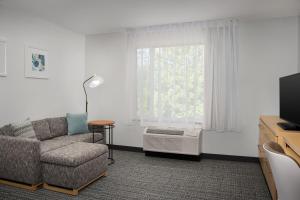 Et opholdsområde på TownePlace Suites by Marriott Gainesville Northwest