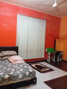 Ένα ή περισσότερα κρεβάτια σε δωμάτιο στο Homestay semi D 4 bilik queen