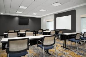 ゲインズビルにあるTownePlace Suites by Marriott Gainesville Northwestの会議室(テーブル、椅子、スクリーン付) +19枚の写真
