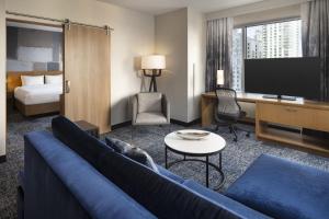 洛杉磯的住宿－洛杉磯活力洛城萬怡酒店，酒店客房设有沙发、电视和床。