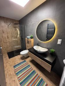 Koupelna v ubytování Pokoje I Apartamenty Polna 19 + 37 fotografií