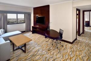 TV a/nebo společenská místnost v ubytování Four Points By Sheraton Riyadh Khaldia