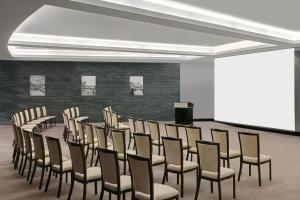 una habitación con una fila de sillas y un podio en Four Points By Sheraton Riyadh Khaldia en Riad