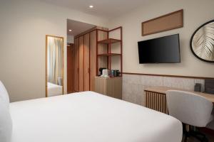 Protea Hotel by Marriott Luanda的电视和/或娱乐中心