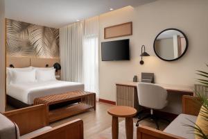 Protea Hotel by Marriott Luanda客房内的一张或多张床位