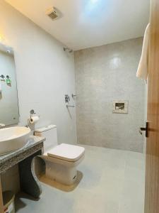 Koupelna v ubytování Hotel Matina Suites
