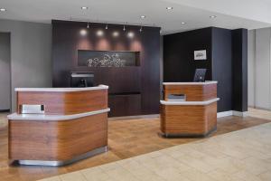 a lobby with two reception desks in an office at Courtyard by Marriott Atlanta NE/Duluth Sugarloaf in Duluth +27 photos
