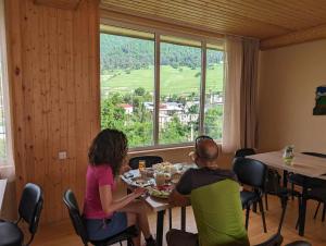 un gruppo di persone sedute a un tavolo che mangiano cibo di Mestiakhedi a Mestia