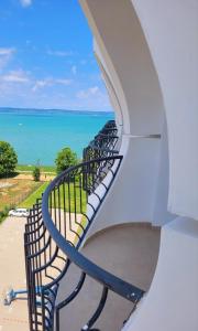 Kiadó közvetlen vízparti 1 szoba, nappali minim 2 ejszakára 8609 Siófok, Liszt Ferenc utca kép - 2