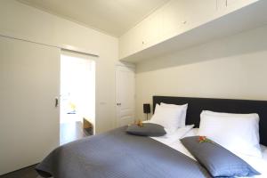 una camera con un letto con due cuscini sopra di Suite aan de A a Groninga (Groningen)
