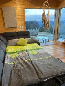 un grande letto in una stanza con una grande finestra di Chalet Theresa a Bad Sankt Leonhard im Lavanttal