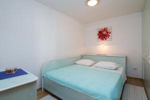 En eller flere senge i et værelse på Apartments Bose Kanica on the sea