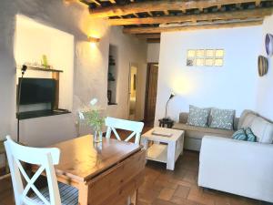 a living room with a table and a couch at La Placeta Guesthouse in P&oacute;rtugos