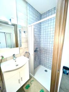 ein Badezimmer mit Dusche, Waschbecken und Toilette in der Unterkunft Bed and Beach in Ýpsos + 21 Fotos