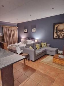 Χώρος καθιστικού στο Studio in Lynnwood garden estate