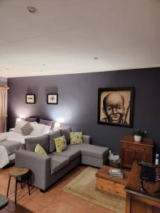 Ένα ή περισσότερα κρεβάτια σε δωμάτιο στο Studio in Lynnwood garden estate