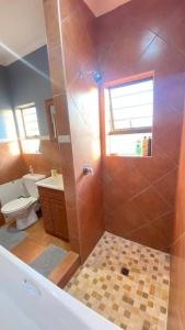 Ένα μπάνιο στο Studio in Lynnwood garden estate