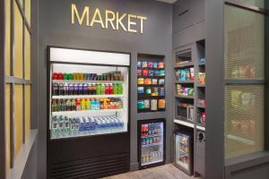 Supermarket nebo jiné obchody v  hotelu nebo okolí