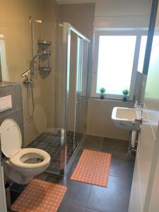 Koupelna v ubytování CityApartment Platinum mit Balkon bzw,Terrasse + 25 fotografií