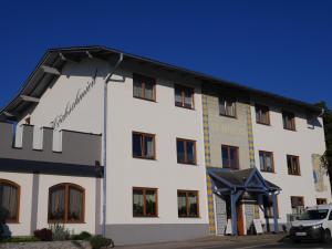 un grande edificio bianco con tetto nero di Hotel Garni Höchschmied a Lassnitzhöhe