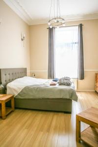 a bedroom with a bed and a window at Appartement hôtel BRUXELLES CENTRE in Brussels